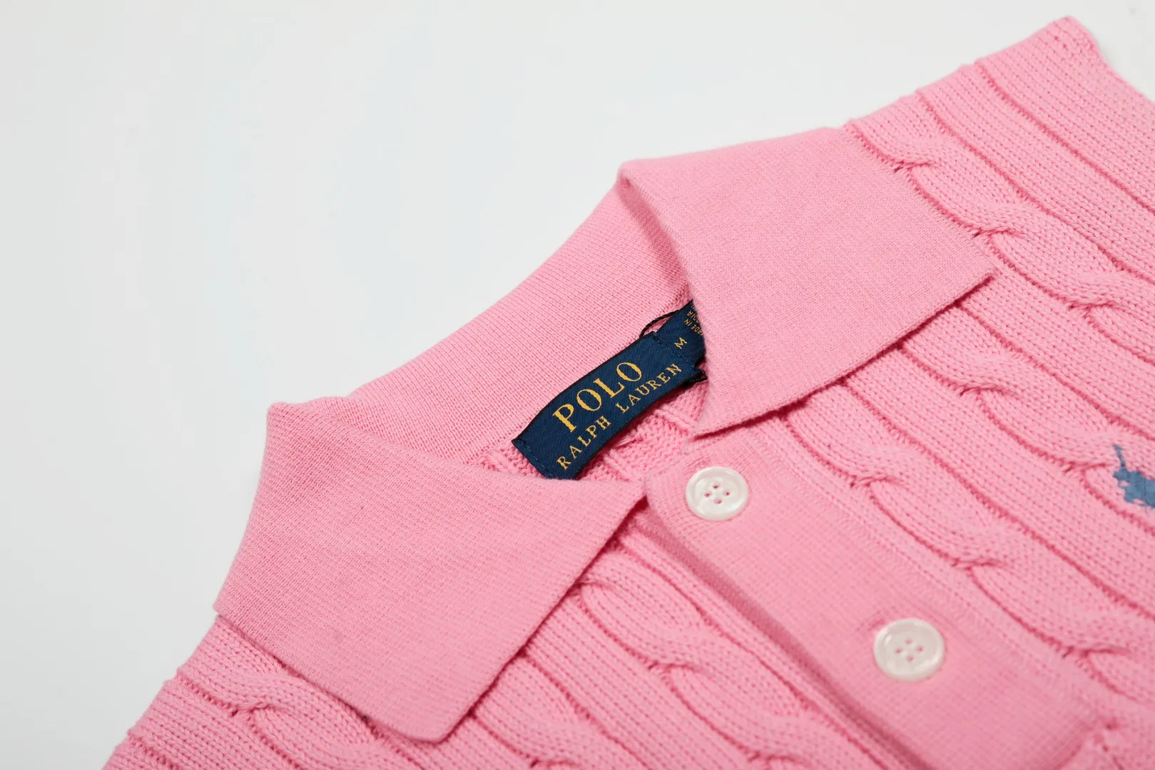 P166 💰 "Top quality" Style number: DS023# (not off the shelves all year round) [Ralph Lauren POLO lapel solid color pony embroidered logo knitted vest short sleeves] ✅Ralph Lauren Ralph Lauren classic basic versatile all-season cardigan knitted POLO vest vest short sleeves ✅Main supplier platform live broadcast Wholesale entity Replacement when out of stock Not off the shelf ✅ZP quality 1:1 version Scan the code to enter the GF website Counter quality ✅Details and quality are the only one in Guangzhou. Imported quality cotton yarn, focusing on high-end, cost-effective. Needless to say good quality. ✅Restore the original version. The maximum size can be worn up to 150 pounds. Loose, comfortable and stress-free. Olive green, denim blue, Chinese red